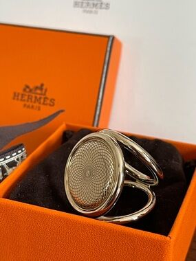 Giftable **Hermès Trio Rosage Grave Scarf Ring Silver Palladium Gold